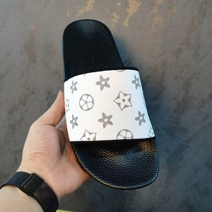 Claquettes pour hommes en PU à motif étoile imprimé blanc, semelle extérieure en caoutchouc antidérapante, ouvertes, tendance, pour l'été - Product Image 1