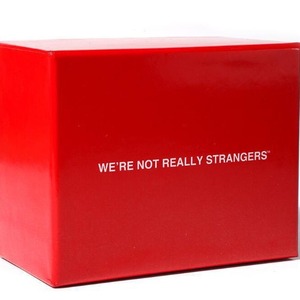 We're Not Really Strangers - Jeu de cartes personnalisé en version anglaise - Jeu de conversation pour adultes, couples, amis et famille - Product Image 2