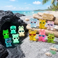 Meilleures ventes Mascot Smol Cool Coastalcore Macaron Pastel Luminous Resin Figurine d'animaux avec lunettes de soleil Décoration de tableau de bord de voiture