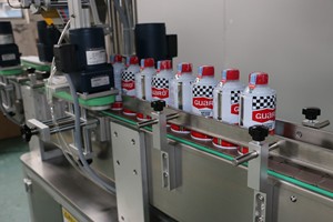 Applicateur d'étiquettes d'excise et machine d'étiquetage de la taxe à valeur ajoutée pour bouteilles de whisky et de vodka - Product Image 4
