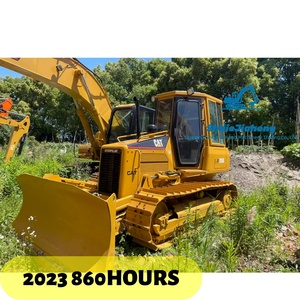 รถดันดินตีนตะขาบ Caterpillar D5G พร้อมระบบควบคุมไฮดรอลิกแบบเต็มรูปแบบ ติดตั้งใบมีดหน้าสำหรับงานหนัก และอุปกรณ์เสริมต่างๆ มีสินค้าในสต็อก - Product Image 1