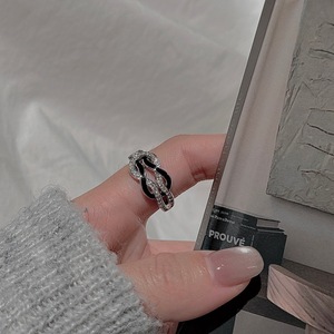 Anillo Abierto de Plata Pura S925 con Diseño de Nudo y Microincrustaciones de Circonita Vintage, Bañado en Oro Rosa y Rodio, con Esmalte Negro - Product Image 3