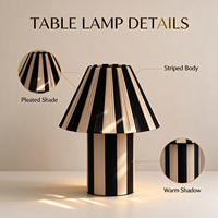Lampe de table rechargeable à rayures verticales graphiques et texture plissée, lampe LED portable alimentée par batterie pour mariage, événement, décoration intérieure