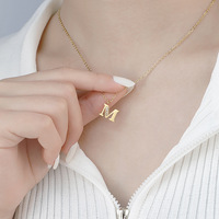 Vente en gros d'accessoires de bijoux pour femmes personnalisés, pendentif en acier inoxydable avec diamant, lettre initiale, collier