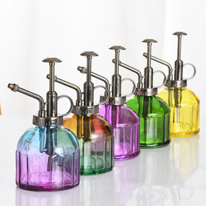 Annaffiatoio in Vetro Creativo Stile Europeo con Strisce Verticali Colorate e Pompa per Innaffiare Piante e Disinfezione - Product Image 6