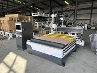 Centre de traitement CNC à commande numérique avec ATC linéaire 1325 pour le travail du bois, la découpe du MDF et du contreplaqué, certifié CE