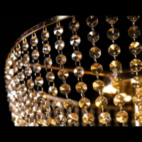 Lampe sur pied en fer plaqué or à 4 niveaux avec chaîne en cristal K9, télécommande, éclairage à intensité variable, décoration pour mariage, fête, événement