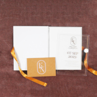 Boîte à livre en papier relié personnalisée avec ruban en châtaigne, estampage à chaud en feuille d'or, acrylique transparent, encre blanche, carte nacrée