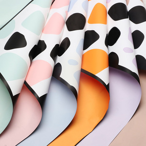 JOYWOOD Papier d'emballage en rouleau imperméable à l'eau, imprimé girafe multicolore, écologique et recyclable, pour les boutiques de cadeaux floraux - Product Image 4