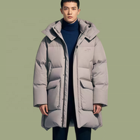 Veste longue matelassée pour homme en duvet de canard blanc 90 %, personnalisable OEM/ODM, avec capuche, coupe oversize, poches à rabat avec cordon de serrage, idéale pour l'hiver et les loisirs.