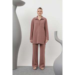 LOREEN Ensemble pantalon et veste pour femme avec col à boutons roses et détails de poches - Tenue deux pièces confortable et élégante pour tous les jours - Product Image 3