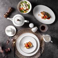 Service de table en porcelaine blanche de style occidental avec bordure dorée en relief, haut de gamme, pour hôtel et restaurant