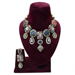 Ensemble collier et boucles d'oreilles vintage en laiton avec cristaux de strass plaqué or pour femmes, idéal pour les fiançailles, les mariages et les soirées. - Product Image 2