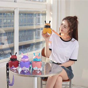 Botella de agua de plástico de 600 ml con diseño de abeja, libre de BPA, para niños, taza de plástico con diseño de abeja de dibujos animados, con pajita y correa portátil. - Product Image 2