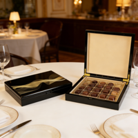 Boîte à chocolat personnalisée en bois brillant avec couvercle imprimé UV, doublure en velours, plateau intérieur en plastique et charnière métallique pour l'emballage de friandises du Ramadan et de l'Aïd