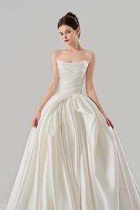 Robe de mariée simple en satin sans bretelles, coupe trapèze, style petite robe de bal - Product Image 2