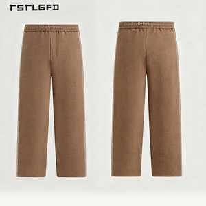 Pantalones Deportivos de Felpa para Hombre, Color Mocha Marrón, Costuras Externas Visibles, Bolsillos Laterales, Corte Recto Relajado, Estilo Deportivo de Lujo - Product Image 3