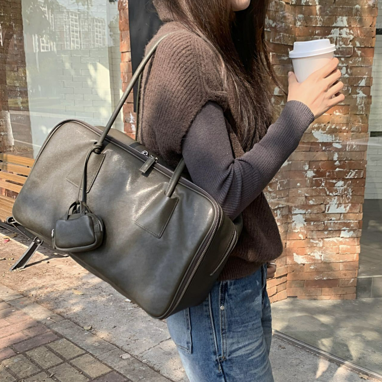 สีเทาอมเขียวมะกอก