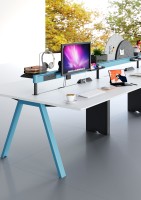 Poste de travail de bureau pour 4 personnes avec cloison acoustique en feutre et système de gestion des câbles