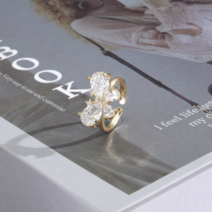Anillo de Mariposa Chapado en Oro con Circonita |   Joyería de Mariposa con Circonita Cúbica Brillante para Mujer |   Delicado regalo para citas y uso diario - Product Image 3
