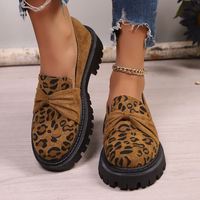 Mocassins à plateforme imprimé léopard pour femmes, chaussures décontractées à enfiler avec chaîne en métal, pour le bureau et la vie quotidienne