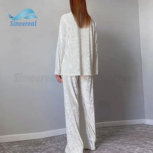 Pigiama Personalizzato in Velluto a Due Pezzi per Donna, Completo Invernale con Colletto Rovesciato - Product Image 3