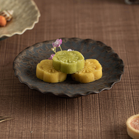 Assiette de service artisanale en céramique brute de 5,5 pouces, finition rustique au four, assiette à dessert à bord ondulé irrégulier, assiette alimentaire pour collations