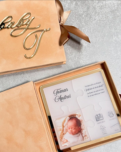 Boîte cadeau personnalisée pour baby shower, boîte en velours nude avec logo en lettres dorées 3D, puzzle en acrylique, carte d'invitation de naissance ou de baptême pour nouveau-né - Product Image 1