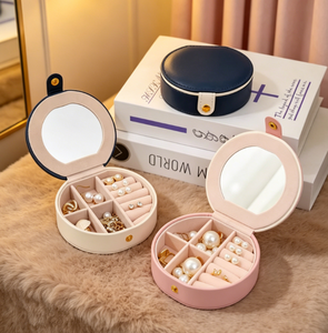 Boîte à bijoux ronde portable avec miroir, organiseur de bijoux de voyage en cuir PU pour bagues, boucles d'oreilles, colliers - Product Image 4