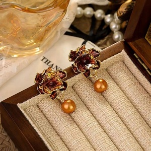 Pendientes de Mujer de Aleación de Cobre con Diseño Retro de Aguja de Plata, Adornados con Cristales de Estrás, Pequeños y Modernos - Product Image 6