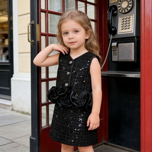 Nuovo Stile Estivo: Set Elegante per Bambini con Gilet Nero Lucido e Gonna Aderente - Product Image 1