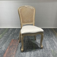 Französischer Stil Louis XVI Kunststoff-Esszimmerstuhl mit Rattanrücken, Bankettstuhl, Hochzeitsstuhl mit weichem Kissen, Silla