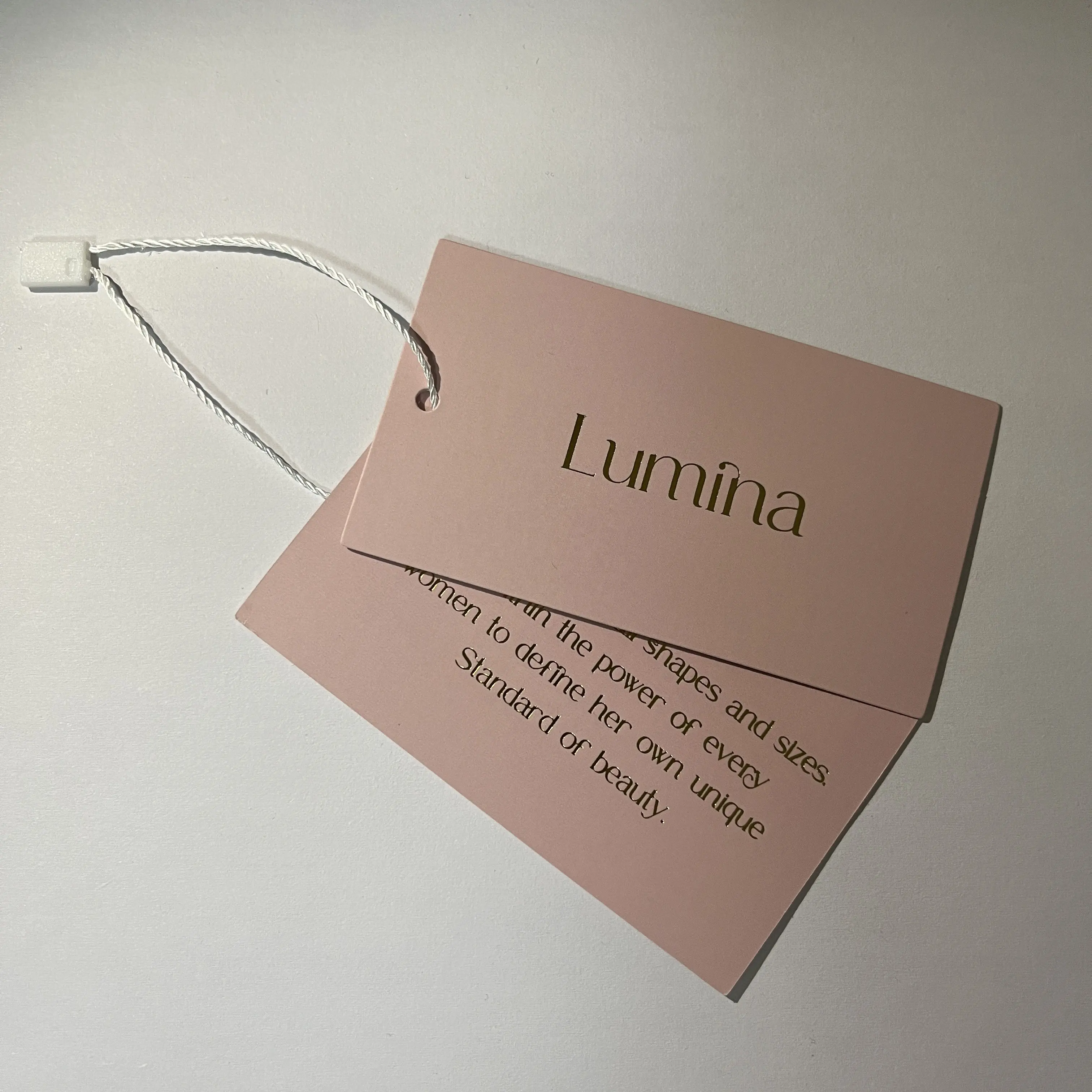 Luxe Aangepaste Hang Tags Met Logo Design Mode Kleding Papier Hang Tag Bronzing Reliëf Logo Kleding Swing Tag