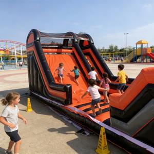 QIQI Pista de Obstáculos Inflable Comercial de 50 pies, PVC Ignífugo de 0.55mm, Capacidad de 2000kg, Ecológico para Alquiler de Eventos, Directo de Fábrica - Product Image 1