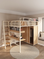 Lit mezzanine moderne à deux étages avec un lit simple sur le haut, structure en métal pour un meuble avec un fond creux