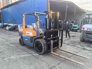 Chariot élévateur TCM d'occasion de 5 tonnes, mât à 2 étages, moteur diesel, faible nombre d'heures, hauteur de levage de 3000 mm, boîte de vitesses, moteur bien entretenu, prêt à travailler - Product Image 5