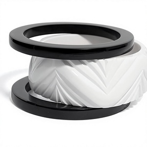 Nouveau Bracelet Moderne en Résine Sculpté, Pièce d'Art Circulaire, Design Abstrait Noir et Blanc, Objet Décoratif pour Fête - Product Image 6