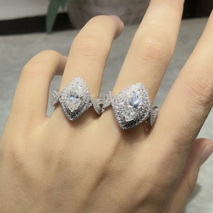 Anello Creativo con Zirconia Cubica a Forma di Marquise per Donne, Gioiello Simulato di Fidanzamento con Cristallo Bianco e Elegante Fascia alla Moda - Product Image 2