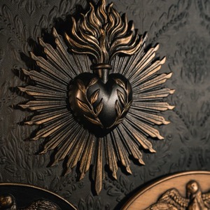 แผ่นป้ายติดผนังรูปหัวใจศักดิ์สิทธิ์แบบกอธิค งานศิลปะเรซิ่น ของตกแต่ง ของขวัญวันวาเลนไทน์ สีทอง สีแดง สีดำ - Product Image 3