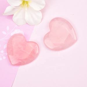 Tablero de piedra Guasha de cristal rosa de alta calidad, embalaje de logotipo personalizado, formas de corazón, herramienta de masajeador Facial Gua Sha de cuarzo rosa - Product Image 1