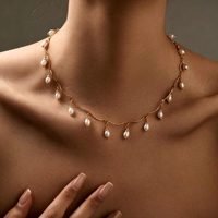 Collier ras du cou en cuivre plaqué or 18 carats fait main avec perles pendantes, délicat collier ras du cou en perles d'eau douce en forme de goutte pour femme