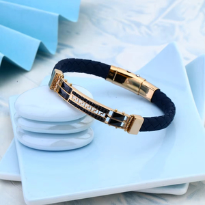 Elegante pulsera de cuero negro con detalles en oro fino para hombres - Product Image 2
