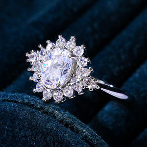 Anello di Fidanzamento F738 per Donna in Argento con Diamante Ovale Coltivato in Laboratorio e Diamanti Laterali Colore G - Product Image 2