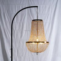 Supports en métal noir et lustres en cristal LED de luxe pour mariages et événements, avec alimentation CA pour sublimer votre événement