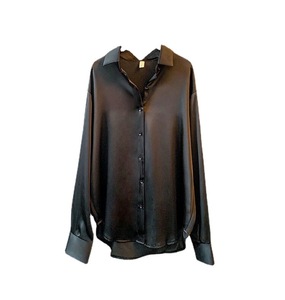 Camisa Oversized Negra de Satén para Mujer Estilo Vintage de Manga Larga y Color Sólido - Product Image 2