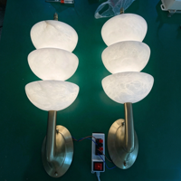 Lampe murale LED personnalisée en cuivre massif de luxe, style moderne et luxueux, pour hôtel, salon, chambre, couloir, en albâtre