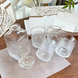 Ensemble de carafe à whisky européenne avec bouchon en verre et verres à vin gravés - Product Image 1
