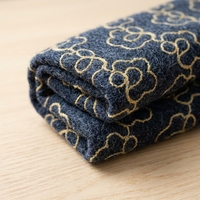 Sac 100% en tissu doux et moelleux, avec broderie de camélia, motif ligne dorée et broderie corde contrastante bleu clair, collection Riz.