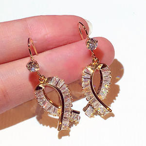 E1352 Orecchini in oro bianco con diamanti taglio baguette colore D, gioielli da donna naturali di lusso per matrimonio - Product Image 3