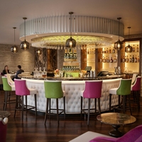 Ensemble de comptoirs de caisse personnalisés haut de gamme en cuir et pierre ronde pour restaurant, lounge et bar